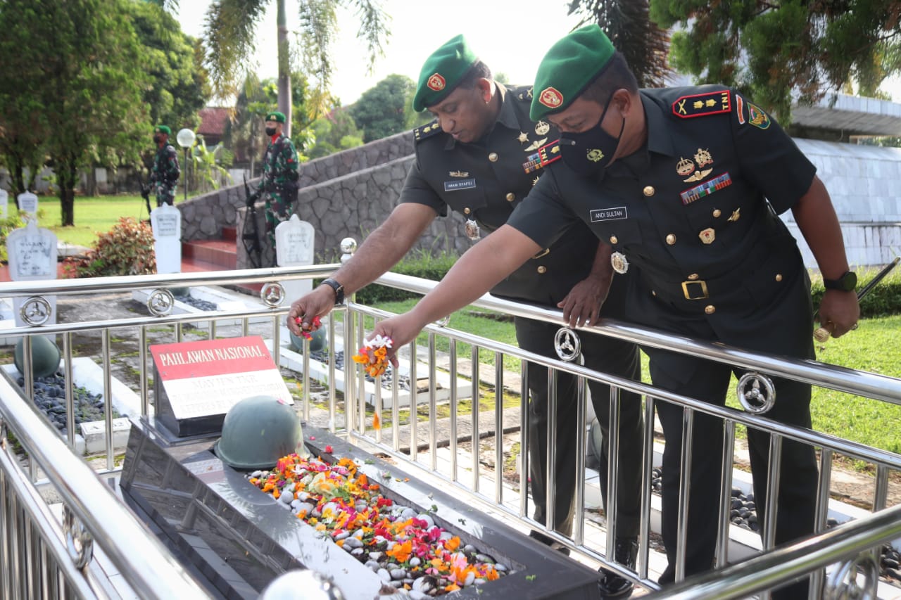 Peringati HUT Korem Ke-75, Kasdim 0410/KBL Ikuti Ziarah dan Tabur Bunga Di Makam Pahlawan