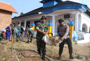 Peringati HUT TNI Ke-77, TNI-POLRI Dan Masyarakat Laksanakan Pembersihan Rumah Ibadah