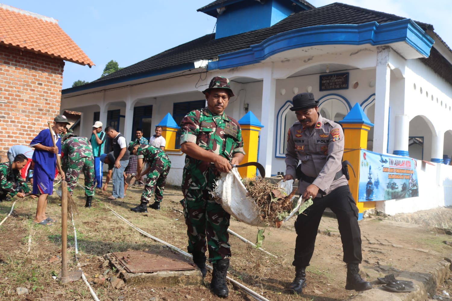 Peringati HUT TNI Ke-77, TNI-POLRI Dan Masyarakat Laksanakan Pembersihan Rumah Ibadah