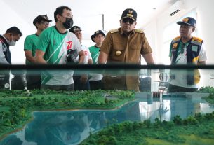 Peringati Hari Bakti PUPR ke-77, Gubernur Arinal Djunaidi Lakukan Penanaman Pohon, Tinjau Pembangunan Bendungan Marga Tiga, dan Serahkan Bantuan Kepada Masyarakat