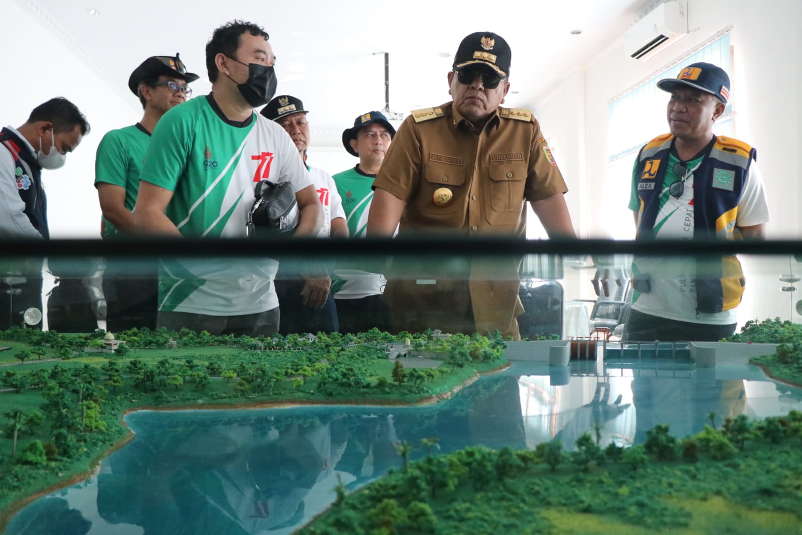 Peringati Hari Bakti PUPR ke-77, Gubernur Arinal Djunaidi Lakukan Penanaman Pohon, Tinjau Pembangunan Bendungan Marga Tiga, dan Serahkan Bantuan Kepada Masyarakat