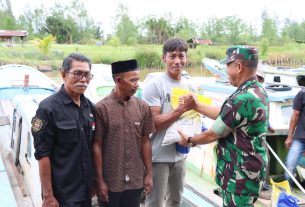 Pulihkan Ekonomi Masyarakat Pesisir, Kodim 0105/Abar Bersama Polres Berikan Bantuan Paket Sembako Kepada Nelayan Tradisional