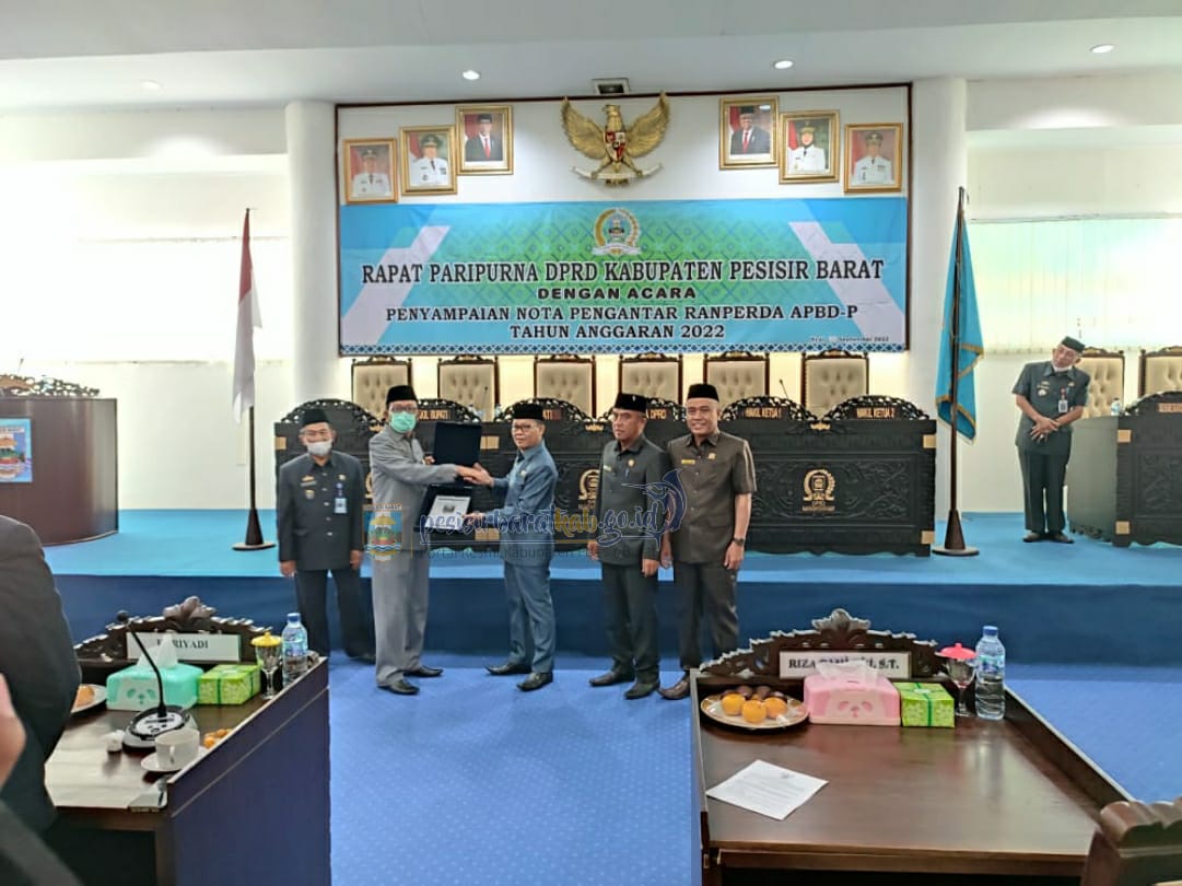 Rapat paripurna DPRD kabupaten Pesisir Barat Penyampaian Nota Pengantar Ranperda APBD-P 2022