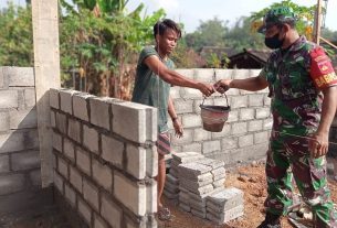 Ringankan Beban Warga, Babinsa Bantu Bangun Rumah