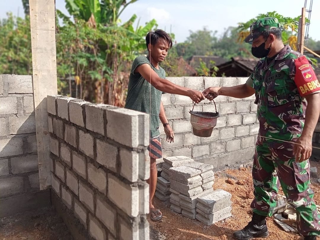 Ringankan Beban Warga, Babinsa Bantu Bangun Rumah