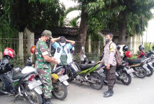 Sambangi Stasiun Purwosari, Sertu Murdianto Dan Serda Teguh Himbau Calon Penumpang Patuhi Prokes