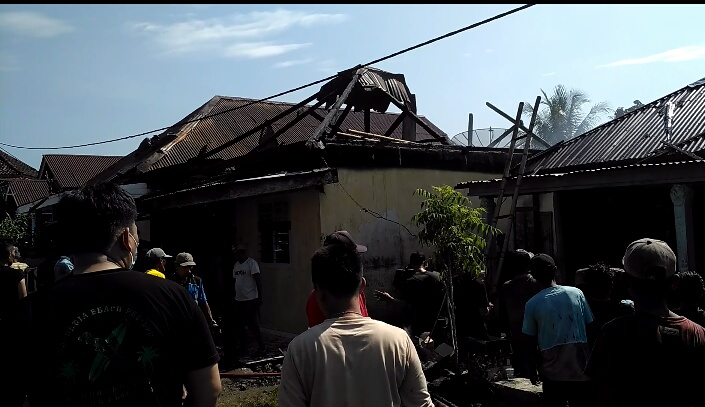 Satu unit rumah pekon Penggawa V Ilir ludes di lalap si jago merah.