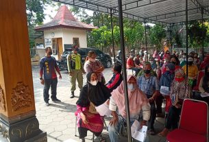 Sembari Monitorng Pembagian BLT, Babinsa Manahan Berikan Himbauan Protokol Kesehatan