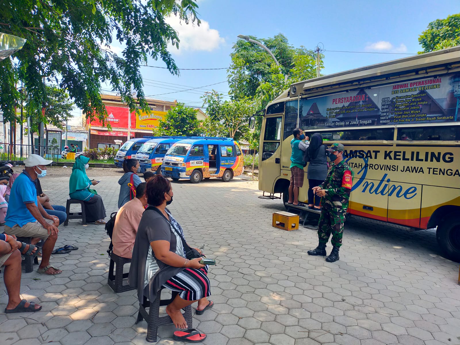 Serka Aswan Berikan Himbuan Prokes di Samsat Keliling Taman Jayawijaya Surakarta