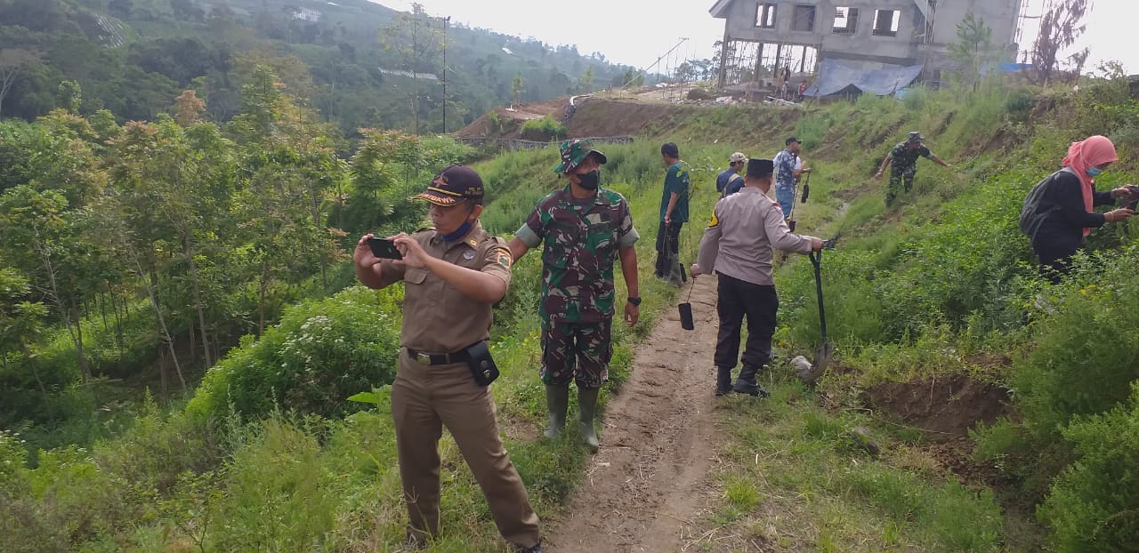 Sukseskan Program Penghijaun Kodim Boyolali, Koramil Cepogo Hijaukan Lereng Gunung