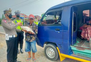Supir Angkot dan Bus Terima Bansos Dari Satlantas Polres Tulang Bawang