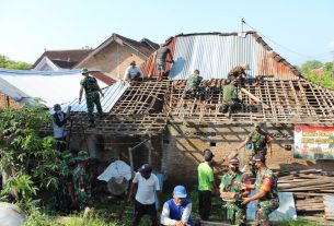 Kodim 0726/Surakarta Karya Bakti Bangun Rumah Warga Kedungwinong