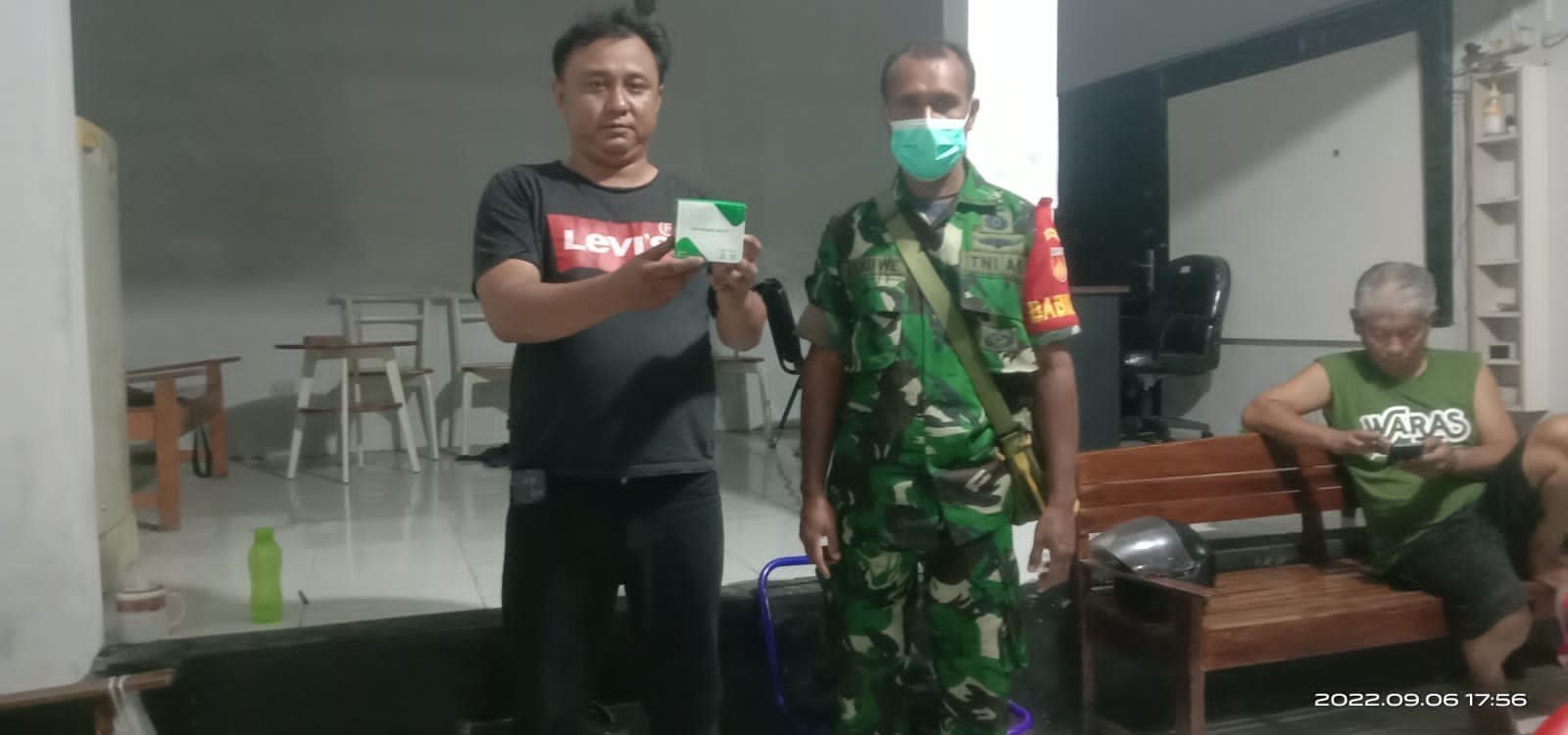 Tangkal Covid 19, Sertu E Lau We Bagikan Obat Ke Warga Yang Isolasi.