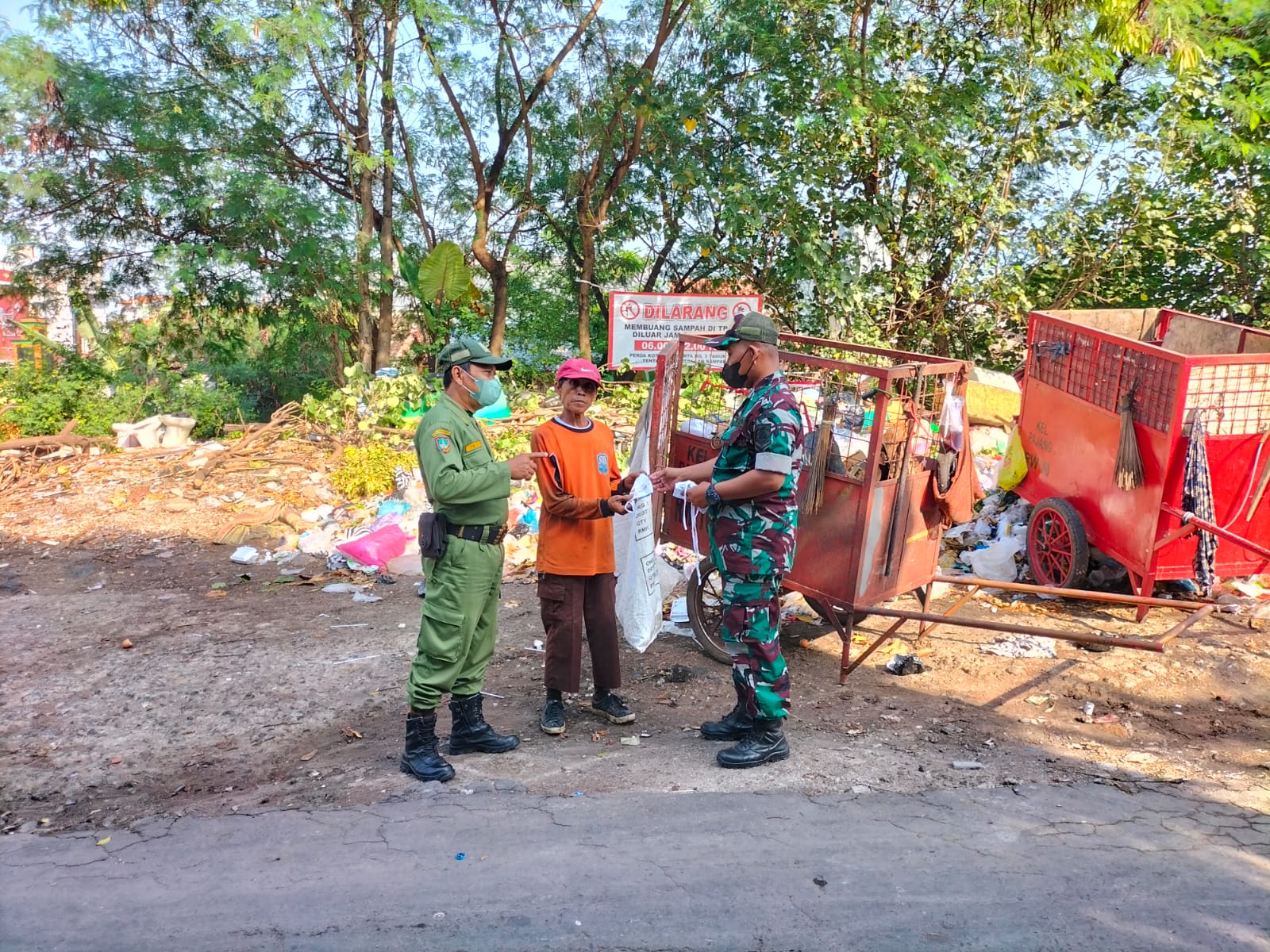 Tanpa Lelah, Serma Puri Terus Berikan Himbauan Prokes Dan Bagikan Masker Gratis di Wilayah