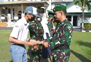 Upacara Bendera, Dandim 0726/Sukoharjo berikan beasiswa kepada putra-putri berprestasi