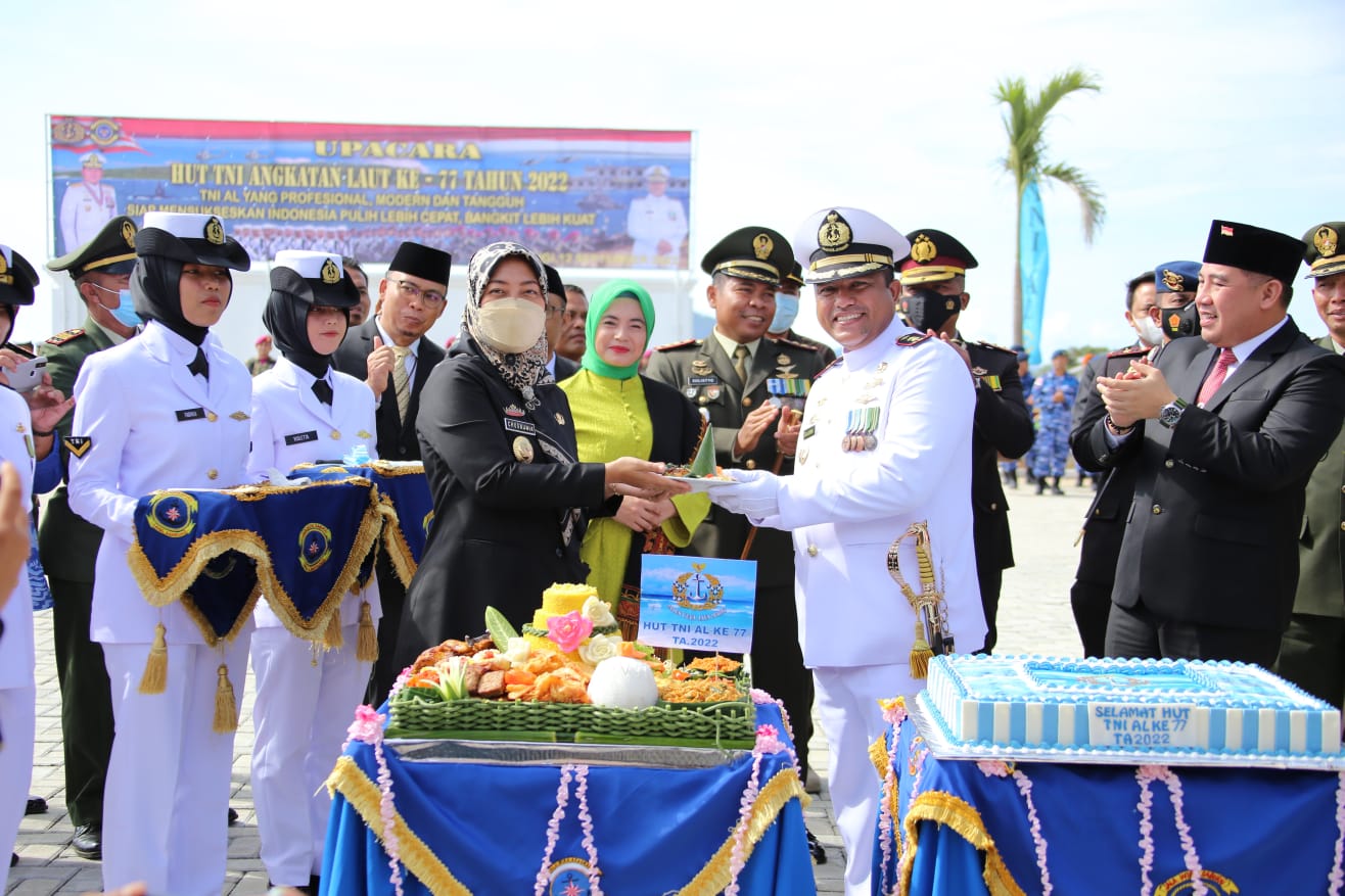 Wagub Chusnunia Chalim dan Forkopimda Provinsi Lampung Hadiri Upacara HUT TNI AL Ke-77 di Mako Lanal Lampung Caligi