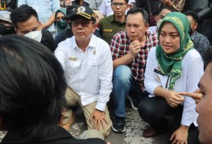 Wakil Gubernur Lampung Dampingi Ketua DPRD Provinsi Lampung Temui Massa Demonstran