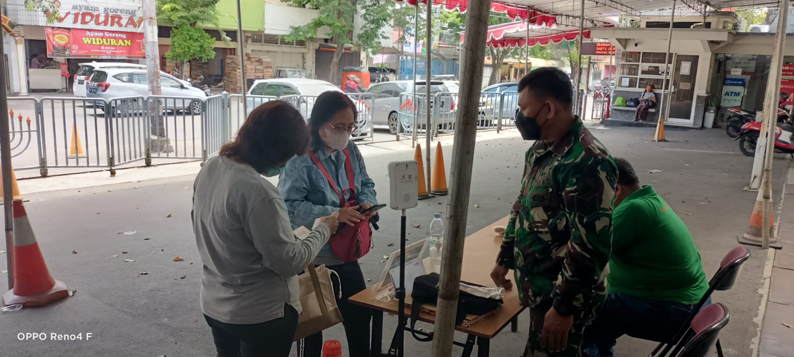 Dengan Komsos, Babinsa Kepatihan Kulon Laksanakan Pengawasan PPKM Dan Beri Himbuan Prokes