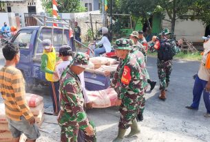 Wujud Kemanunggalan TNI-Rakyat, Koramil Temayang Bojonegoro dan Warga Gotong-Royong Cor Pembangunan Mushola