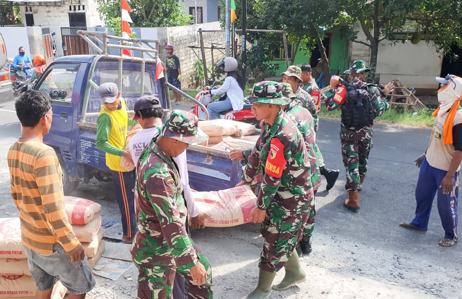 Wujud Kemanunggalan TNI-Rakyat, Koramil Temayang Bojonegoro dan Warga Gotong-Royong Cor Pembangunan Mushola