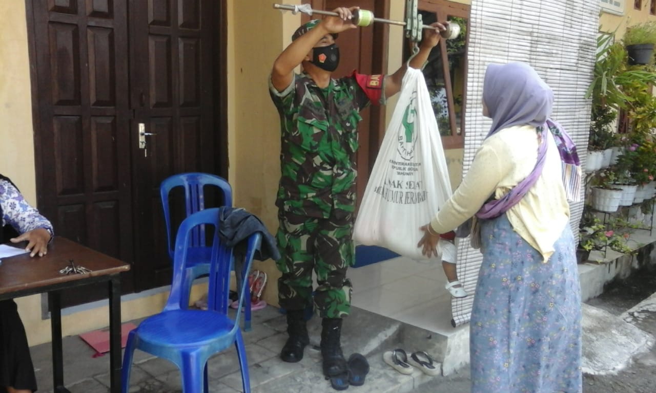 Wujudkan Balita Sehat, Babinsa Bantu Timbangan