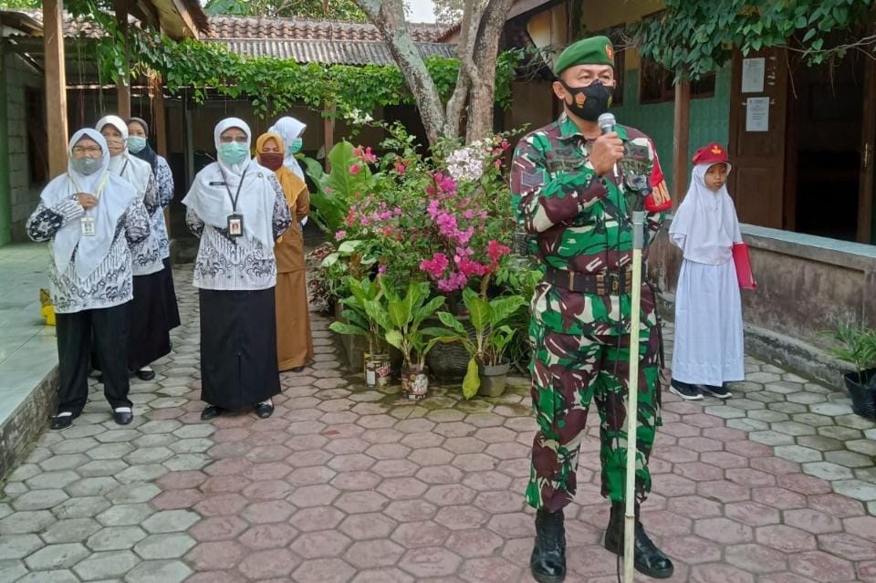 Wujudkan Karakter Bangsa, Babinsa Jadi Irup Upacara di SDN Puro 4