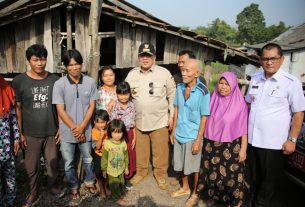 Wujudkan Kepedulian Sosial Pemerintah, Gubernur Arinal Serahkan Bantuan Sembako kepada Keluarga Nelayan di Kabupaten Tulang Bawang