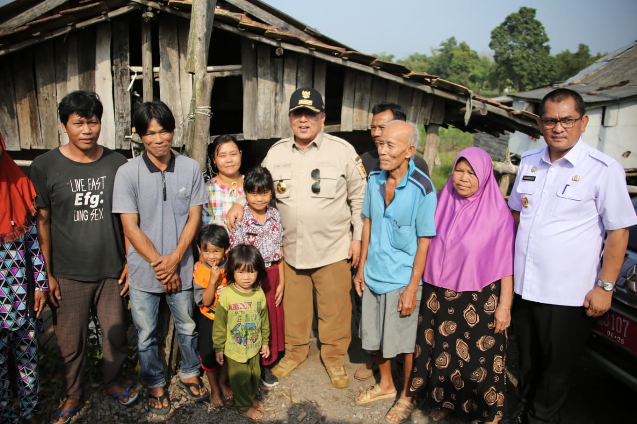 Wujudkan Kepedulian Sosial Pemerintah, Gubernur Arinal Serahkan Bantuan Sembako kepada Keluarga Nelayan di Kabupaten Tulang Bawang