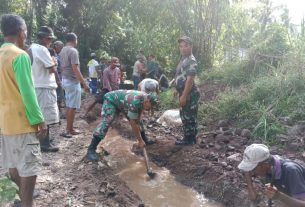 Antisipasi Banjir Susulan, TNI/Polri Gotong Royong Bersihkan Aliran Sungai