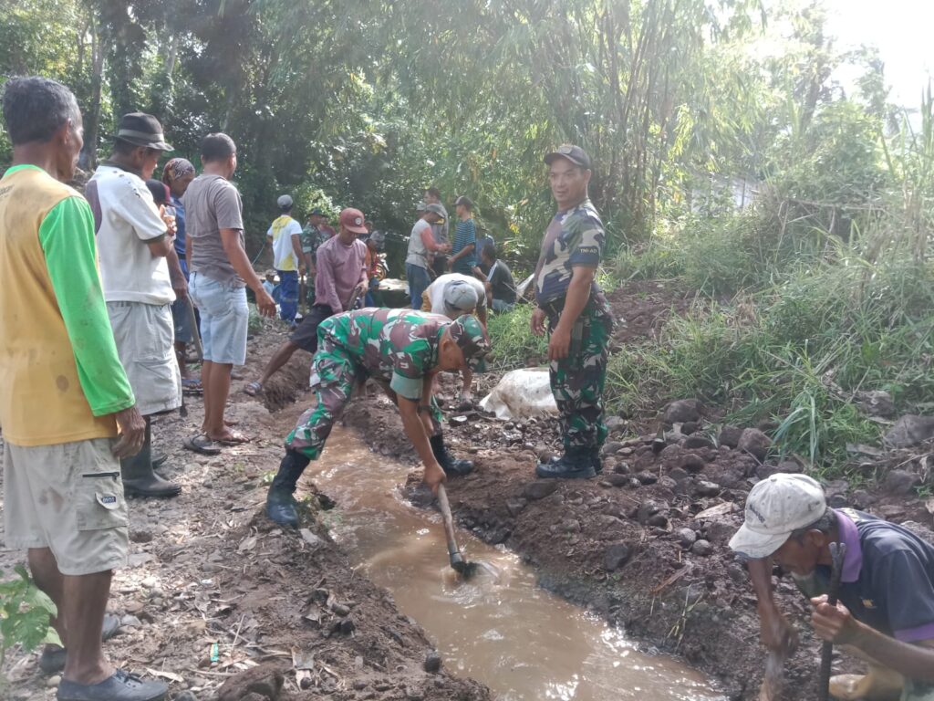 Antisipasi Banjir Susulan, TNI/Polri Gotong Royong Bersihkan Aliran Sungai