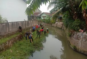 Jum'at bersih, Babinsa Bersama Komponen Lainnya Gotong-royong Bersihkan Sungai Dari Tumpukan Sampah