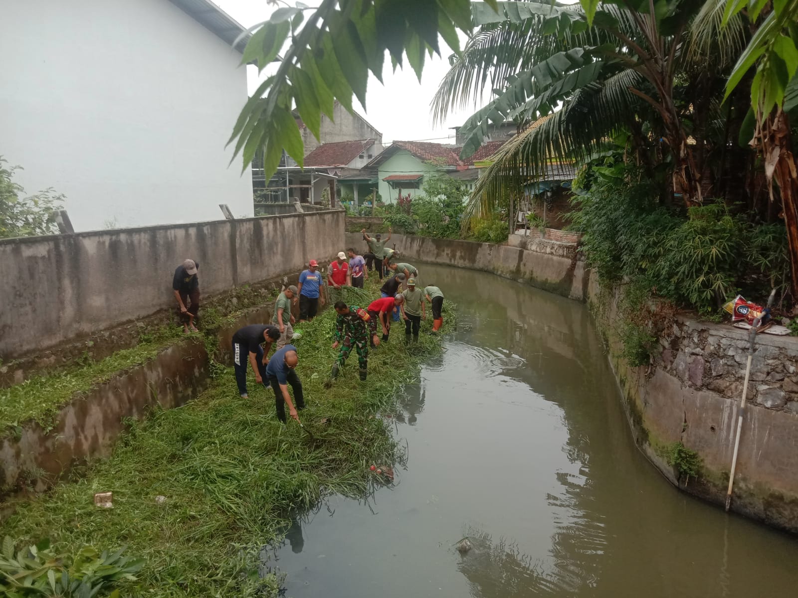 Jum'at bersih, Babinsa Bersama Komponen Lainnya Gotong-royong Bersihkan Sungai Dari Tumpukan Sampah
