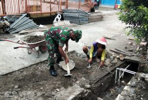 Babinsa Gotong Royong Cor Masjid