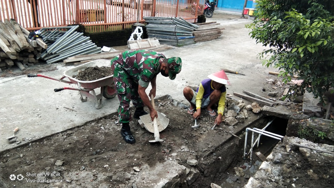 Babinsa Gotong Royong Cor Masjid