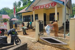 Babinsa Koramil 10/Woyla Barat Ajak Perangkat Desa Alue Keumuning Bersihkan Kantor Keuchik Agar Lebih Asri Dan Rapi