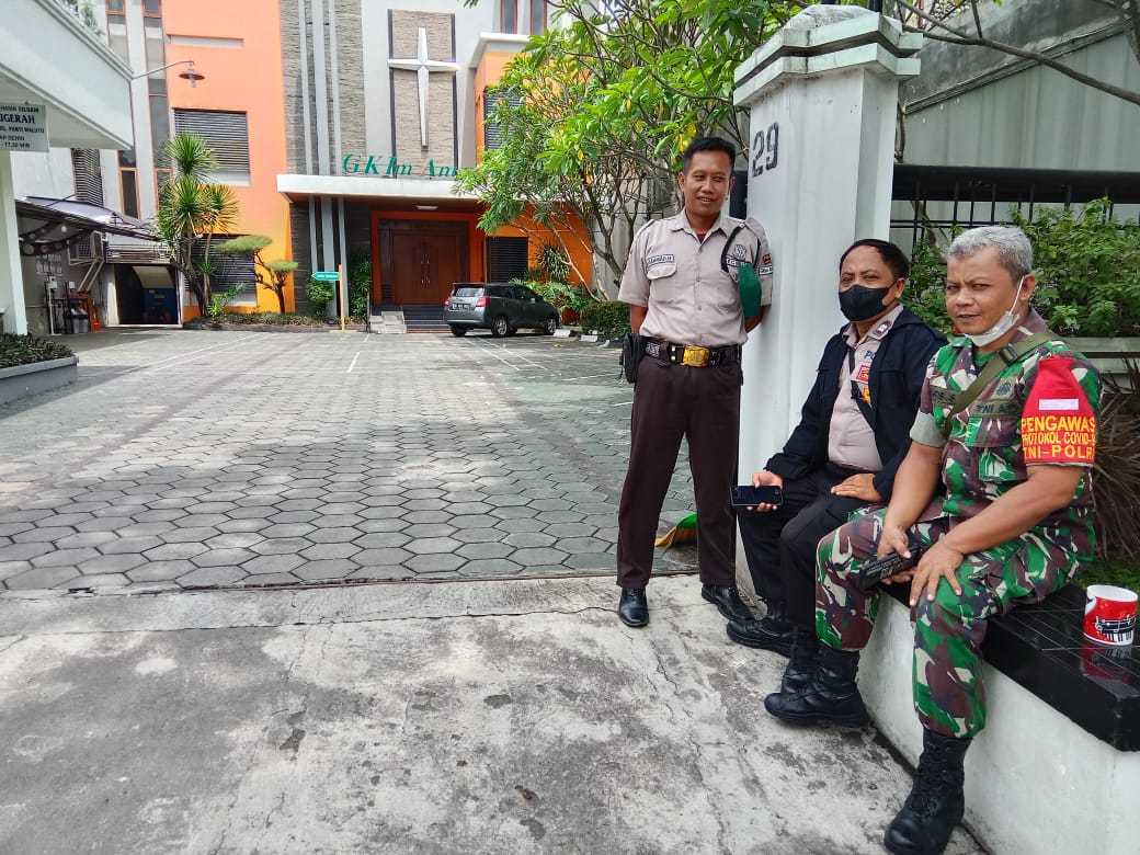 Babinsa Serengan Sambangi Sambil Cek Prokes Ibadah GKIM