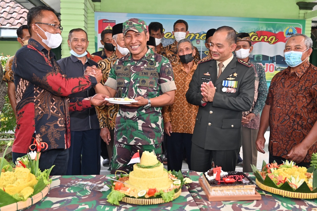 Berbagai Elemen Masyarakat dan Instansi Datangi Kodim 0726/Sukoharjo Berikan Selamat HUT TNI Ke 77