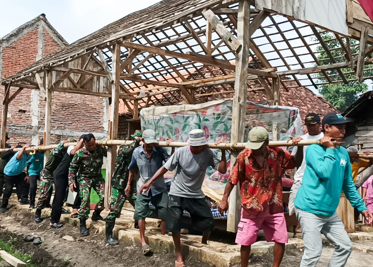 Bersama Elemen Masyarakat, Babinsa Kodim Bojonegoro bersinergi Bedah Rumah Warga