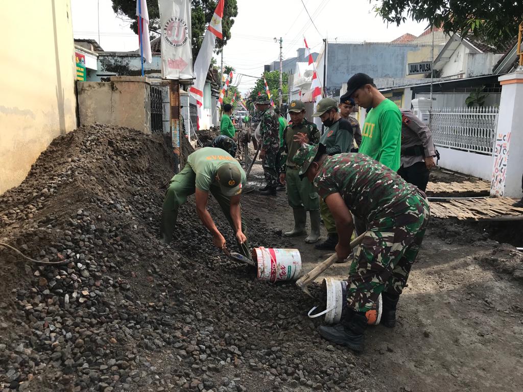Bersama Rakyat Koramil 04/Jebres Pelopori Semangat Gotong Royong Dalam KBD Tahap III Di Wilayah Kelurahan Tegalharjo