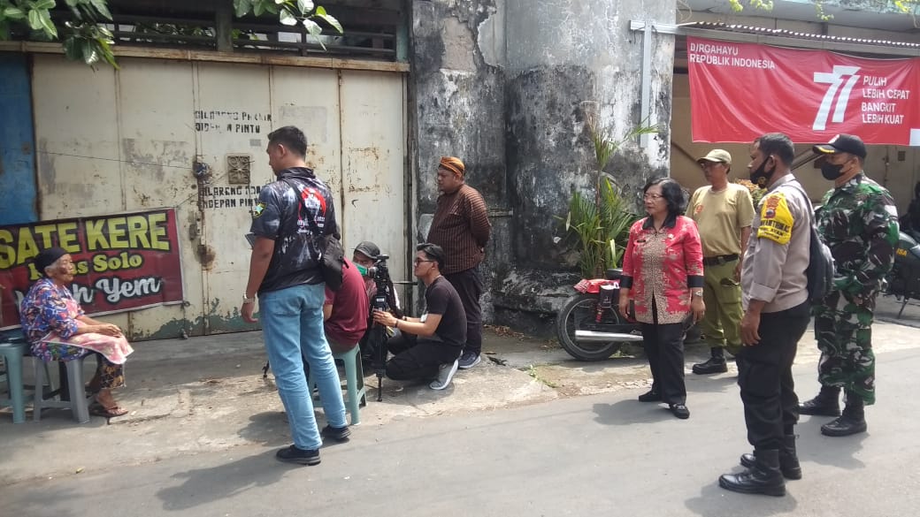 Babinsa, Bhabinkamtibmas & Lurah Kemlayan Ikuti Shooting Kuliner Khas Solo
