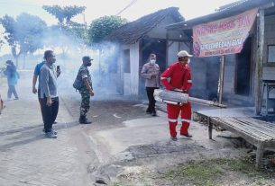 Cegah Penularan Penyakit DBD, Tiga Pilar di Bojonegoro Serentak Lakukan Fogging