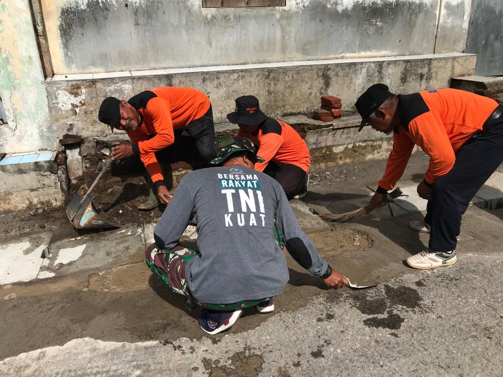 Cuaca Cerah, Koramil 04/Jebres Bersama Masyarakat Kebut Pembuatan Saluran Air Dalam Karya Bakti Daerah