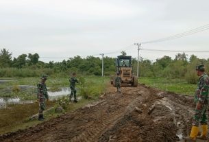 Dansatgas TMMD Reguler Ke - 115 Kodim 0105/Abar Kerahkan 2 Alat Berat Sukseskan Buka Jalan Dan Pembuatan Jembatan Di Wilayah Arongan Lambalek