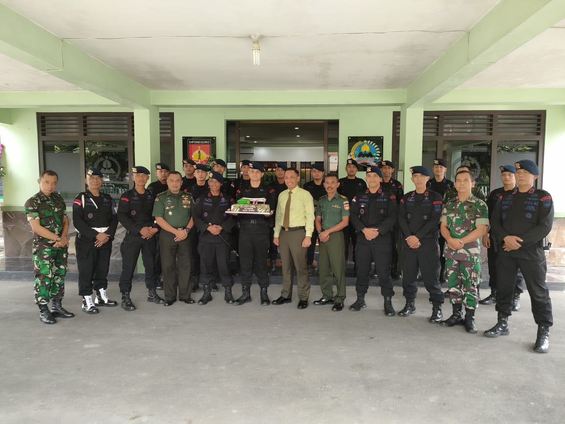 Danyon C Pelopor Satbrimob Polda Jateng Ucapkan HUT Ke-77 TNI di Markas Kodim 0735/Surakarta