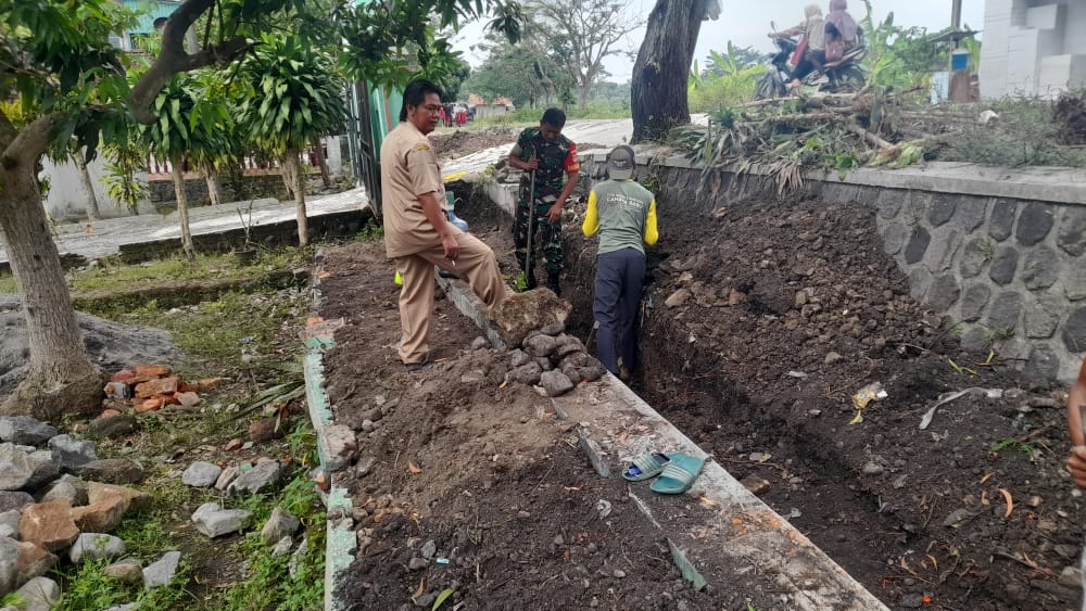 Demi Keamanan Babinsa Kerja Bakti Bangun Pagar