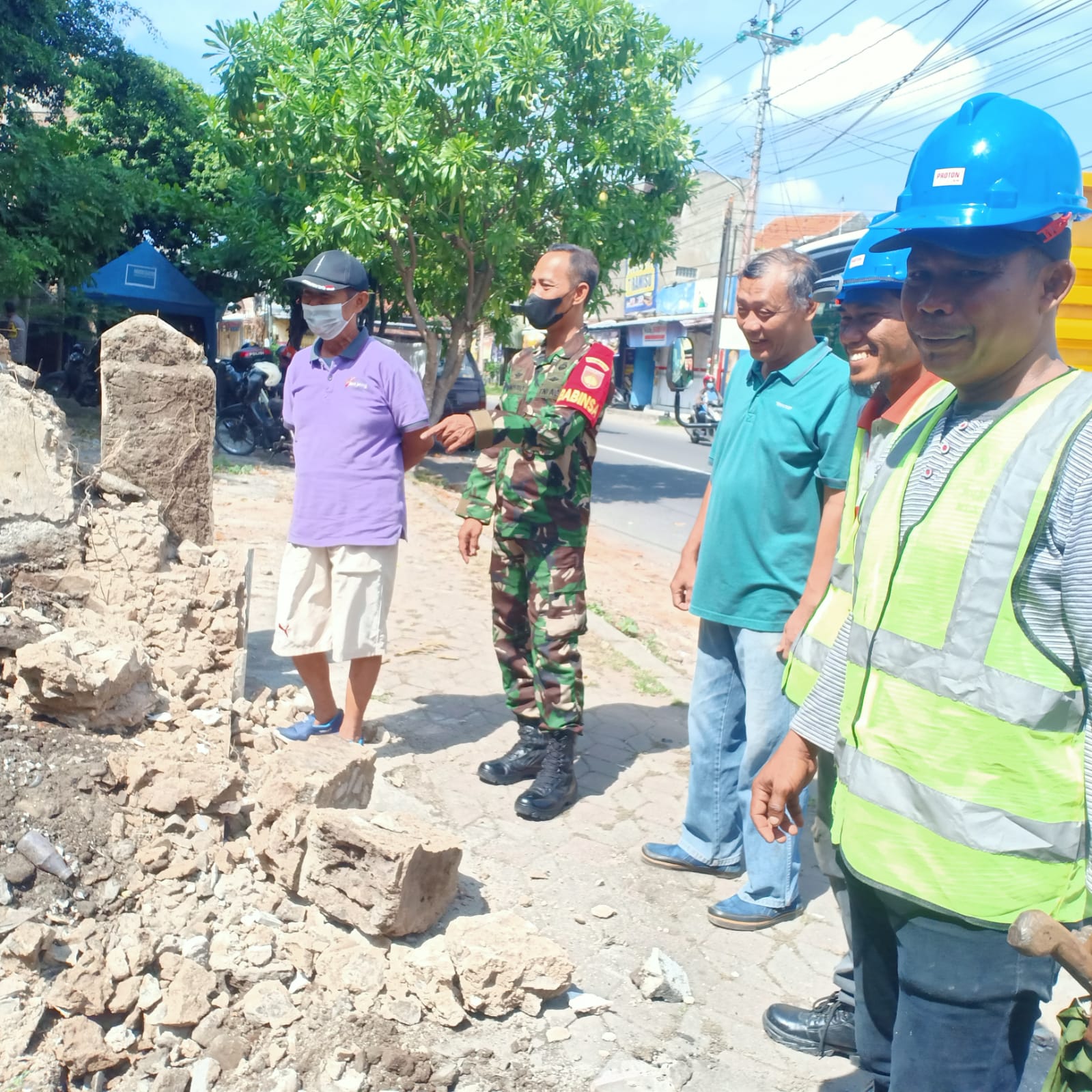 Dengan komsos Babinsa Sondakan Himbau Masyarakat Patuhi Prokes