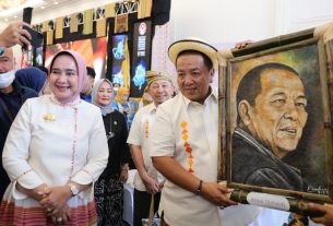 Gubernur Arinal Didampingi Ibu Riana Buka Lampung Craft 2022, Acara Berlangsung Meriah, Tema “The Exotica of Way Kanan” Undang Antusiasme Masyarakat