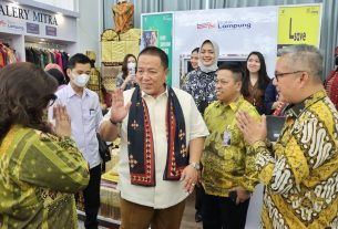 Gubernur Arinal Djunaidi Bersama Ketua Dekranasda Provinsi Lampung Membuka Secara Resmi Perhelatan Lampung Craft ke-3 Tahun 2022