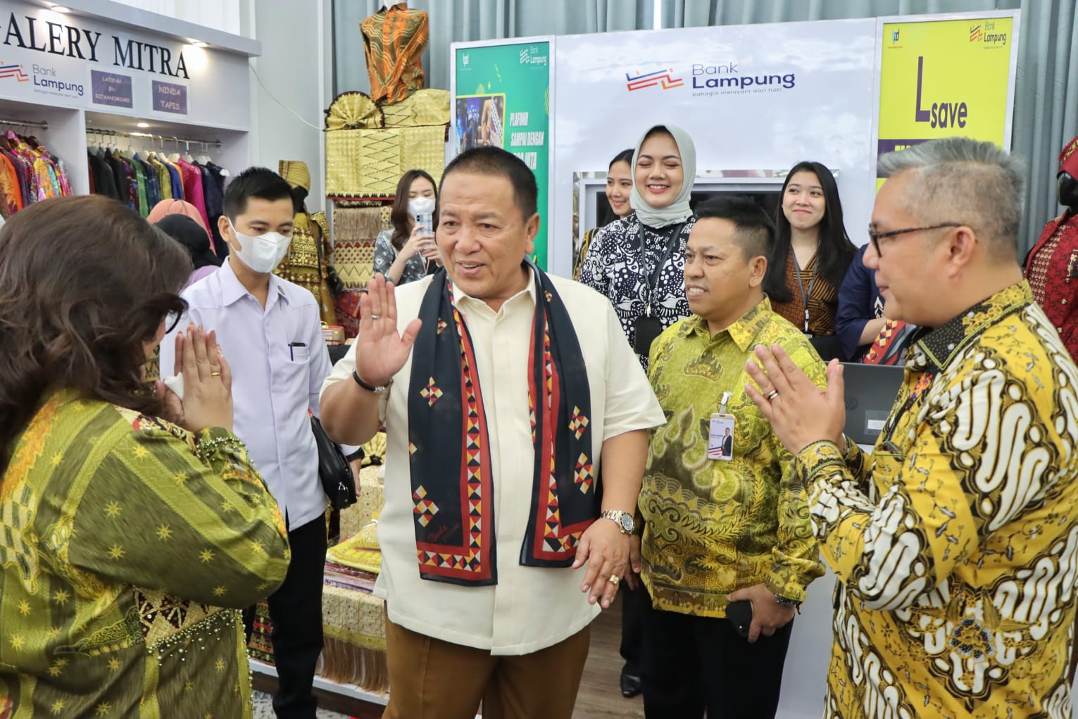 Gubernur Arinal Djunaidi Bersama Ketua Dekranasda Provinsi Lampung Membuka Secara Resmi Perhelatan Lampung Craft ke-3 Tahun 2022