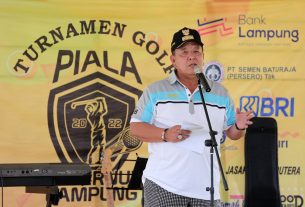 Gubernur Arinal Djunaidi Buka Turnamen Golf Piala Gubernur Tahun 2022 dengan Melakukan Tee Shot di Lapangan Golf Sukarame
